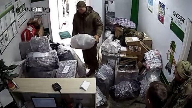 약탈한 물건을 포장하는 러시아 군인들. 유튜브 채널 ‘Anton Motolko’ 갈무리