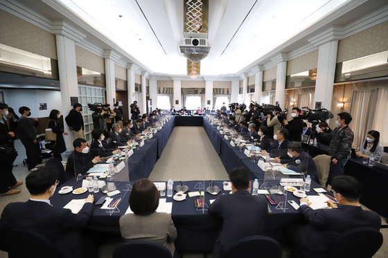 5일 오후 서울 중구 한국프레스센터에서 열린 최저임금위원회 올해 첫 전원회의가 진행되고 있다. 2022.4.5/뉴스1 © News1