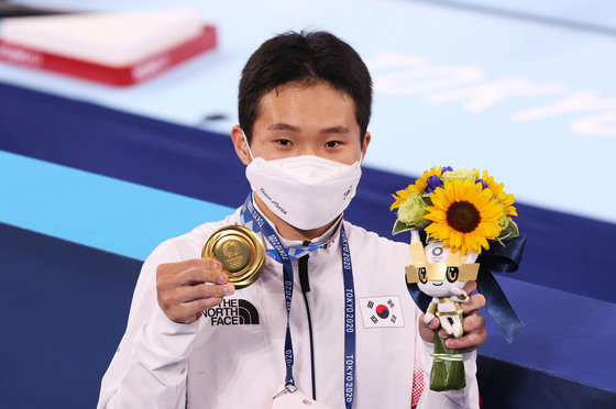 대한민국 체조 신재환이 2일 오후 일본 도쿄 아리아케 체조경기장에서 열린 ‘2020 도쿄올림픽’ 남자 도마 결선에서 금메달을 목에 걸고 기뻐하고 있다. 신재환은 1·2차 시기 평균 14.783점을 획득하며 금메달을 목에 걸었다. 2021.8.2/ 올림픽사진취재단