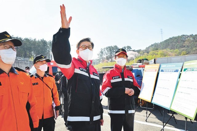 박형준 부산시장(오른쪽에서 두 번째)이 5일 식목일을 맞아 금정구 회동동 아홉산 산불피해지 현장을 찾아 산림재해 대응책을 발표하고 있다. 금정구와 기장군에 걸쳐 있는 아홉산에서는 지난달 2일 불이 난 뒤 진화와 재발화를 거듭하며 산림 20ha가소실됐고 같은 달 11일에야 완전히 꺼졌다. 부산시제공