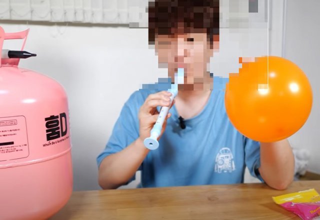 한 유튜버가 헬륨가스를 흡입한 후 리코더를 부는 모습. 헬륨가스를 과도하게 흡입하면 사망에 이를 수 있다. 유튜브 화면 캡처
