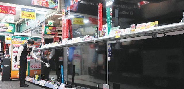 일본의 전력 위기 경보가 발령된 지난달 22일 도쿄 유라쿠초의 한 가전 판매점에 진열된 TV의 전원이 꺼져 있다. 아사히신문 제공