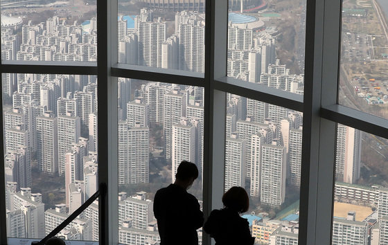 서울 송파구 롯데월드타워 서울스카이에서 바라본 아파트 단지. 2022.4.5/뉴스1