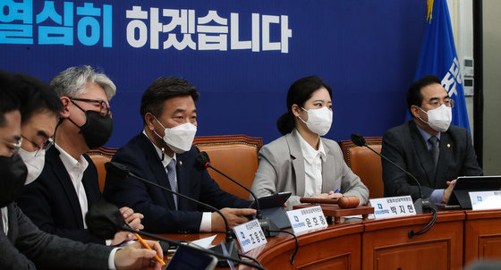 윤호중 더불어민주당 비상대책위원장이 6일 서울 여의도 국회에서 열린 비상대책위원회의에서 발언하고 있다. 2022.4.6/뉴스1