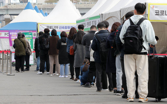 6일 서울 중구 서울역에 마련된 신종 코로나바이러스 감염증(코로나19) 임시선별진료소에서 시민들이 검사를 받기 위해 줄을 서서 기다리고 있다. 뉴스1