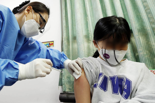 광주 북구 관내 한 의료기관에서 어린이가 소아용 화이자 백신을 맞고 있다.(북구 제공)/뉴스1