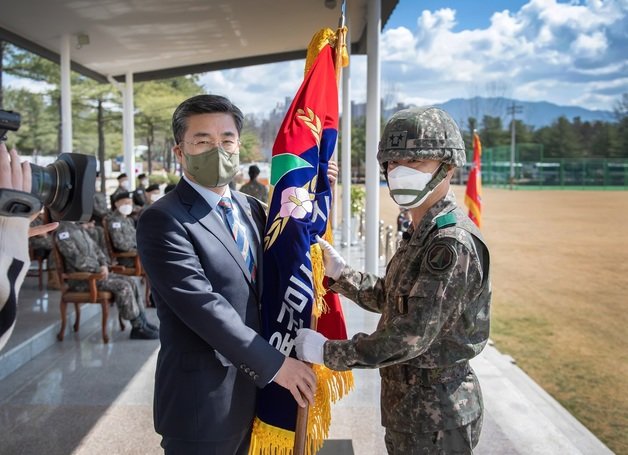 서욱 국방부 장관이 1일 육군 미사일전략사령부 개편식을 주관하며 미사일전략사령관 박용준 소장에게 부대기를 수여하고 있다.(국방부 제공)© 뉴스1