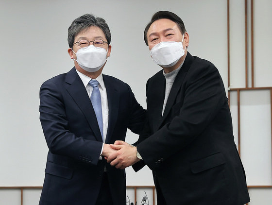 지난 2월 17일 윤석열 국민의힘 대선후보가 서울 영등포구 여의도의 한 카페에서 유승민 전 의원과의 면담을 마치고 기념촬영 하고 있다. © News1