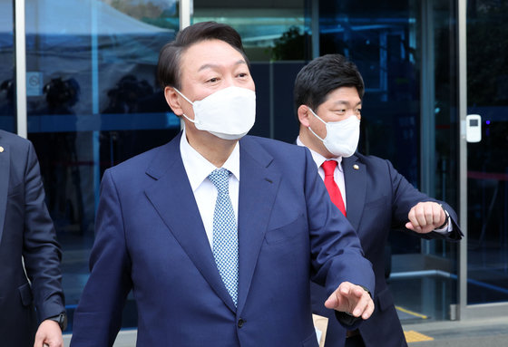 윤석열 대통령 당선인이 6일 오후 신문의날 행사 참석차 서울 종로구 통의동 인수위 집무실을 나서고 있다. 2022.4.6/뉴스1 © News1