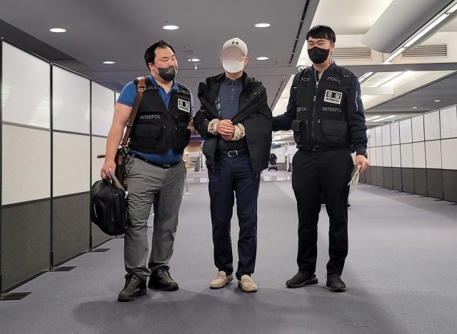 경찰청은 1조 원대 투자사기로 1485명의 피해자를 낳은 사기범 김모 씨(66)를 국제공조를 통해 베트남에서 검거해 국내로 송환했다고 7일 밝혔다. 사진은 인천국제공항에 도착해 압송하는 모습. (경찰청 제공) 뉴스1