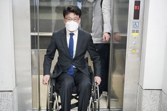 진성준 의원이 지난 6일 서울 강서구 자택에서 국회의사당까지 휠체어에 올라 지하철을 타고 출근하고 있다. 뉴스1
