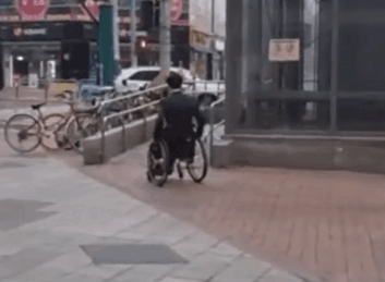 넘어지는 진성준 의원. 페이스북