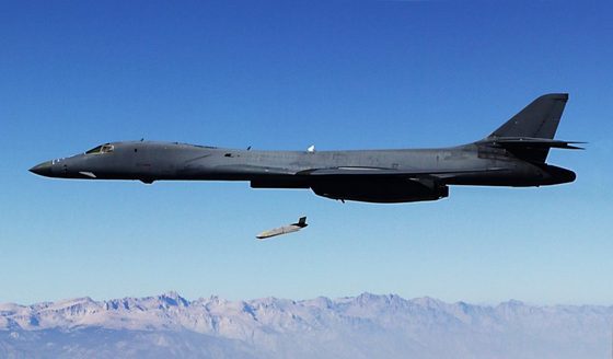 미 공군 전략폭격기 B-1B  ‘랜서’ 에서 ‘합동장거리공대지미사일’(JASSM)이 발사되고 있다. (록히드마틴 제공) © News1