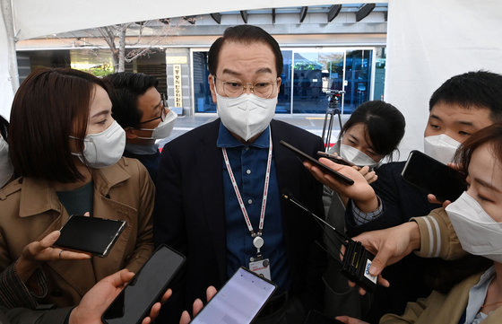 권영세 대통령직 인수위원회 부위원장이 7일 서울 종로구 통의동 인수위 집무실 앞에서 취재진의 질문에 답하고 있다. 2022.4.7/뉴스1 © News1