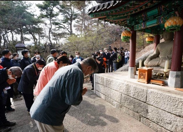 문재인 대통령과 김정숙 여사가 5일 북악산 산행을 마치고 청와대 경내 관저 뒤편 석조여래좌상을 찾아 예를 표하고 있다. (박수현 청와대 국민소통수석 페이스북 갈무리) © 뉴스1