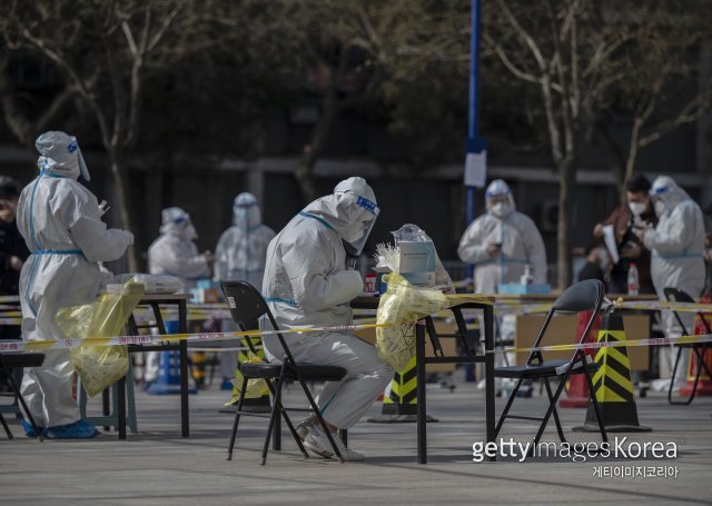지난 6일 중국 베이징에서 의료종사자들이 지역 주민의 코로나19 검사를 진행하기 위해 보호 장비를 착용하고 있다. 기사와 직접적 관련 없는 참고사진. 게티이미지/코리아