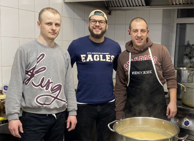 러시아가 우크라이나를 침공한 2월 24일 이후 43일째 키이우 시민들의 식사를 만들어 배달해온 팀 바시치신(가운데)과 자원봉사자들. 팀 바시치신 제공
