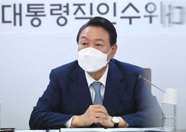 윤석열 대통령 당선인이 6일 오후 서울 종로구 통의동 제20대 대통령직 인수위원회에서 열린 시·도지사 간담회를 주재하고 있다. 인수위사진기자단