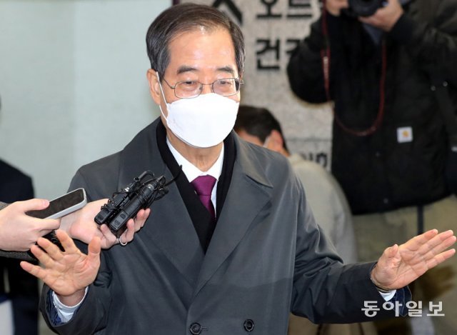 지난 5일 오전 서울 종로구 인사청문회 준비단 사무실로 출근하며 취재진의 질문에 답하고 있는 한덕수 국무총리 후보자. 2022/04/05 김동주 기자 zoo@donga.com