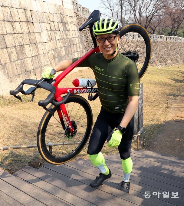 서울 남산 성벽길 옆 계단을 오르는 은승표 원장. 그는 자전거 타기가 100세 시대 최고의 건강법이라고 말한다. 이훈구 기자 ufo@donga.com