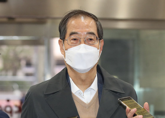 한덕수 국무총리 후보자가 8일 오전 서울 종로구 한국생산성본부에 마련된 국회 인사청문회 준비단 사무실로 출근하며 취재진의 질문에 답하고 있다. 2022.4.8/뉴스1 © News1