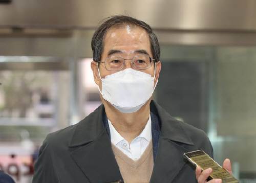 한덕수 국무총리 후보자가 8일 오전 서울 종로구 한국생산성본부에 마련된 국회 인사청문회 준비단 사무실로 출근하며 취재진의 질문에 답하고 있다. 뉴스1