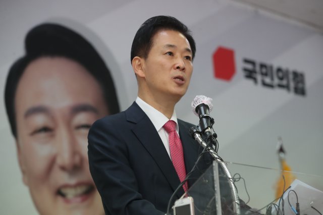 박근혜 전 대통령의 측근인 유영하 변호사가 1일 대구 수성구 범어동 국민의힘 대구시당에서 기자회견을 열고 6·1지방선거에 대구시장 출마를 공식 선언하고 있다. 뉴스1