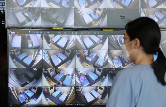 17일 서울 중구 동호생활치료센터에서 의료진이 패쇄회로(CCTV)를 통해 환자들을 모니터하고 있다.2022.1.17/뉴스1