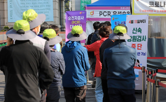 7일 오전 서울 중구 서울역 광장에 마련된 신종 코로나바이러스 감염증(코로나19) 임시선별검사소에서 시민들이 검사를 받기 위해 줄을 서고 있다. 질© News1