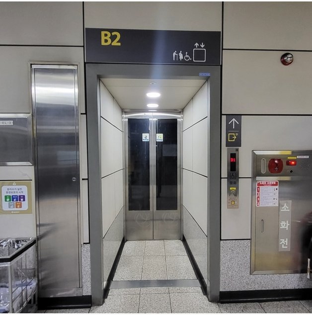 9호선 양천향교역 승강장과 대합실을 이동할 때 이용하는 엘리베이터 입구. © 뉴스1