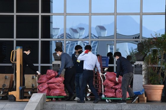 8일 오전 서울 용산구 국방부 청사에서 직원들이 불필요한 문서를 파쇄하는 등 이사 화물을 줄이기 위해 짐을 나르고 있다. (국방일보 제공) 2022.4.8/뉴스1