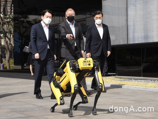 8일 경기도 화성시 현대자동차그룹 남양연구소를 방문한 안철수 대통령직 인수위원회 위원장(왼쪽)이 정의선 현대차그룹 회장(가운데)과 함께 보스턴 다이내믹스 로봇 스팟의 에스코트를 받으며 디자인센터로 이동하고 있다. 현대차그룹 제공