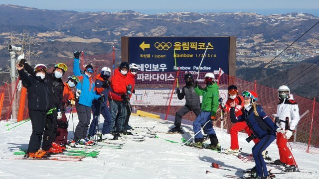 ‘오싸디’ 회원들이 스키를 타다 포즈를 취했다. 은승표 원장 제공.