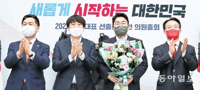 8일 국회에서 열린 국민의힘 의원총회에서 권성동 의원이 신임 원내대표로 선출된 뒤 당 지도부와 
기념촬영을 하고 있다. 왼쪽부터 김기현 전 원내대표, 이준석 대표, 권 원내대표, 조해진 의원. 원대연 기자 
yeon72@donga.com