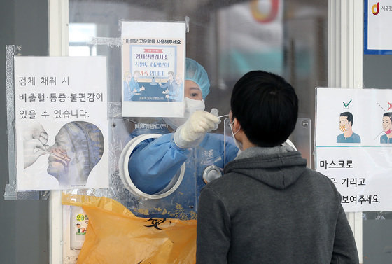 8일 서울 중구 서울역에 마련된 신종 코로나바이러스 감염증(코로나19) 임시선별진료소에서 시민들이 검사를 받고 있다.  2022.4.8/뉴스1 © News1