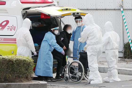 서울 중랑구 서울의료원 응급의료센터에서 의료진들이 환자를 이송하고 있다./뉴스1 © News1