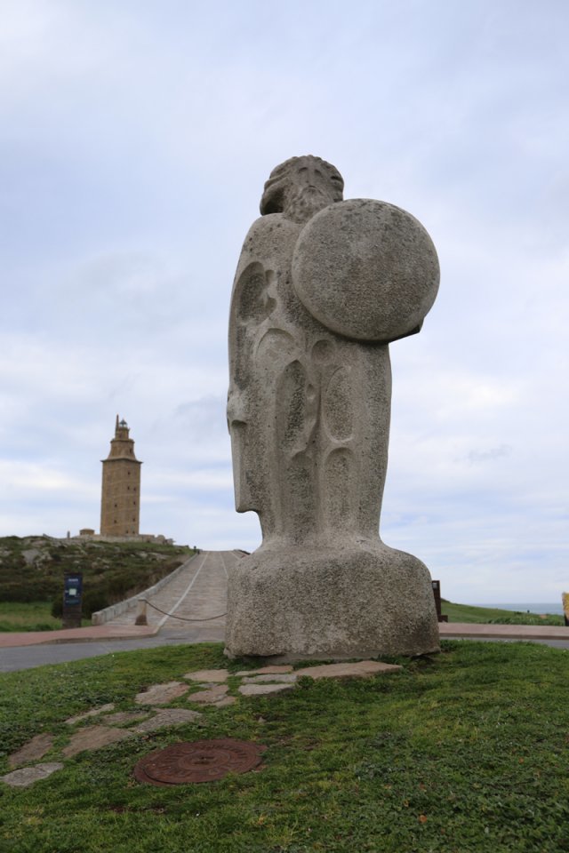 헤라클레스 타워 앞 브레오강 동상