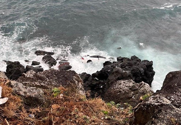 지난달 19일 오전 4시쯤 제주시 애월읍 해안도로에서 40대 남성 A씨가 운전하던 승용차가 해안가 절벽 아래로 추락하는 사고가 발생했다.(독자 제공) 2022.3.23/뉴스1© News1