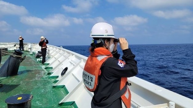 9일 오후 대만 인근 해역에서 해양경찰청 경비함이 실종된 예인선 ‘교토1호’ 수색작업을 하고 있다. (외교부 제공)© 뉴스1