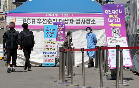 8일 서울 중구 서울역에 마련된 신종 코로나바이러스 감염증(코로나19) 임시선별진료소에서 시민들이 의료진의 안내를 받고 있다. /뉴스1