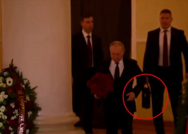 장례식에 참석한 블라디미르 푸틴 러시아 대통령 뒤로 ‘핵 가방’을 든 러시아 요원이 보이고 있다. 더선 캡처