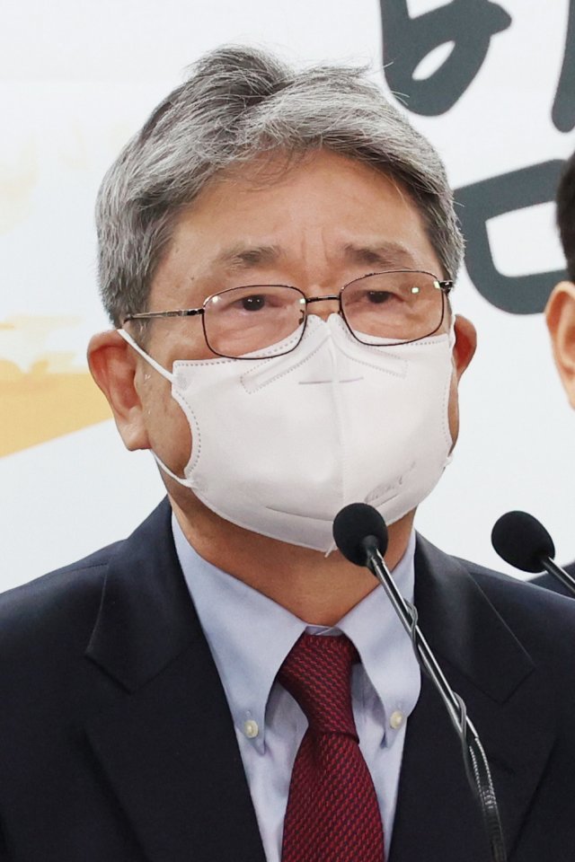 박보균 문화체육관광부 장관 후보자가 10일 오후 서울 종로구 통의동 금융감독원 연수원에 마련된 제20대 대통령직인수위원회에서 열린 윤석열 당선인의 8개 부처 장관 인선 발표 기자회견에 참석해 취재진의 질문에 답변하고 있다. 뉴스1