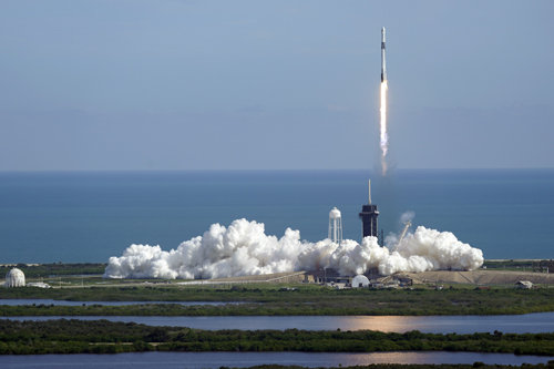 테슬라의 CEO 일론 머스크가 만든 스페이스X의 팰컨 로켓이 발사되는 모습.출처=AP 뉴시스