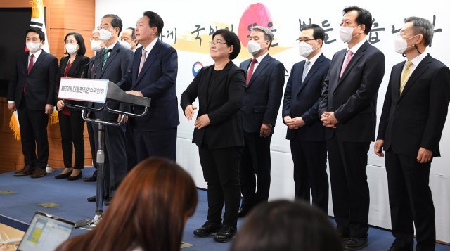 윤석열 대통령 당선인이 10일 오후 서울 종로구 통의동 대통령직인수위원회 사무실에서 8개 부처 장관 인선 결과를 발표하고 있다. 인수위사진기자단