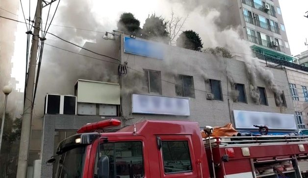 11일 오전 6시 33분쯤 서울 영등포구 영등포동 한 고시원 2층에서 화재가 발생해 연기가 피어오르고 있다. 이 화재로 현재까지 2명이 사망했다. (소방청 제공) 2022.4.11/뉴스1