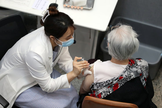 23일 오후 서울 은평구 신종 코로나바이러스 감염증(코로나19) 제1예방접종센터에서 한 어르신이 화이자 백신 접종을 받고 있다. 2021.6.23/뉴스1