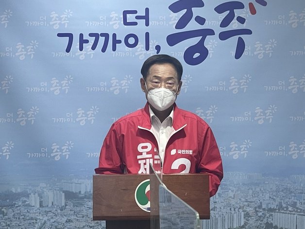 11일 오제세 전 의원이 충주시청에서 기자회견을 열고 충북도 안에서도 균형발전에 문제가 있다며 충북도지사에 당선되면 충주 등 북부권 개발에 역점을 두고 도정을 운영하겠다고 밝히고 있다.2022.4.11/© 뉴스1