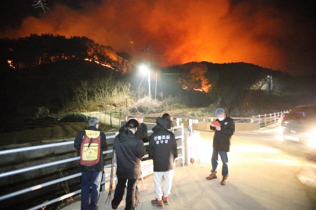 10일 오후 강원 양구군청 공무원들이 양구읍 송청리 야산에서 발생한 산불이 민가로 내려오는 상황에 대비하고 있다. 2022.04.10. 사진 뉴시스