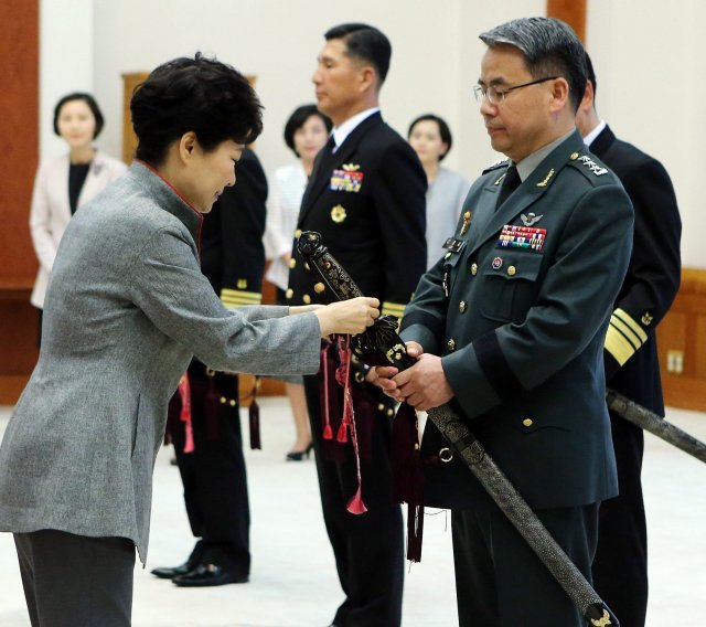 박근혜 전 대통령 재임 당시 청와대에서 열린 군 장성 진급 및 보직 신고식에서 삼정검 손잡이에 수치를 받는 이종섭 제7군단장. 2016/04/28 청와대사진기자단