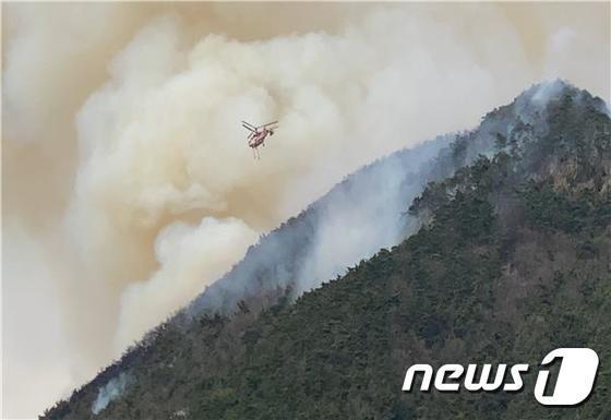 사진은 화재 진압 중인 진화헬기 모습. (산림청 제공)© 뉴스1